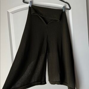 Breathable nursing cover in Olive.